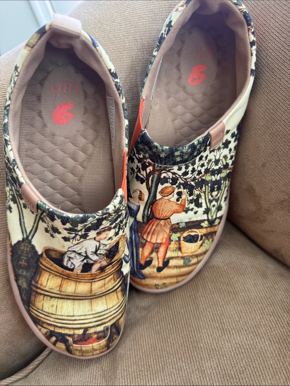 UIN Kids Slip-On Sneakers with Storybook Farm Print in Cream and Pink